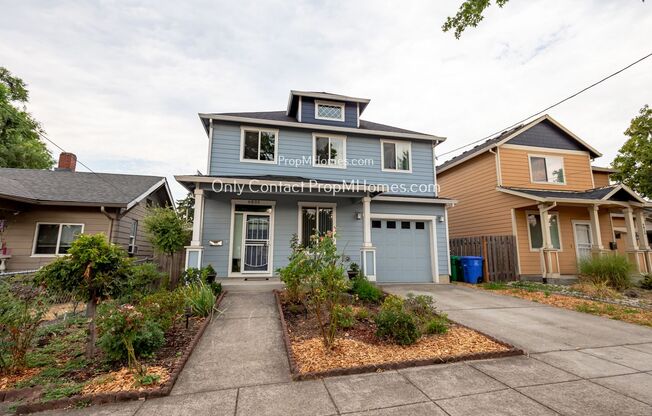 Welcome To Your Fantastic Home In SE Portland! Easy Access to I-84!