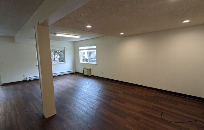 1 bed, 1 bath, 700 sqft, $1,375, Unit #13