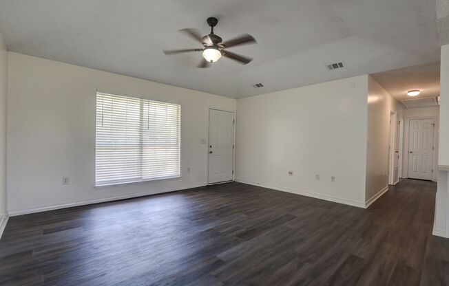 Move in special! 1/2 Off the first full month's rent! Available now!