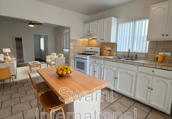 1733 1/2 E 63 ST