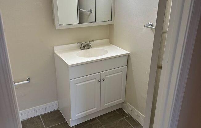 1 bed, 1 bath, 725 sqft, $1,245, Unit E10