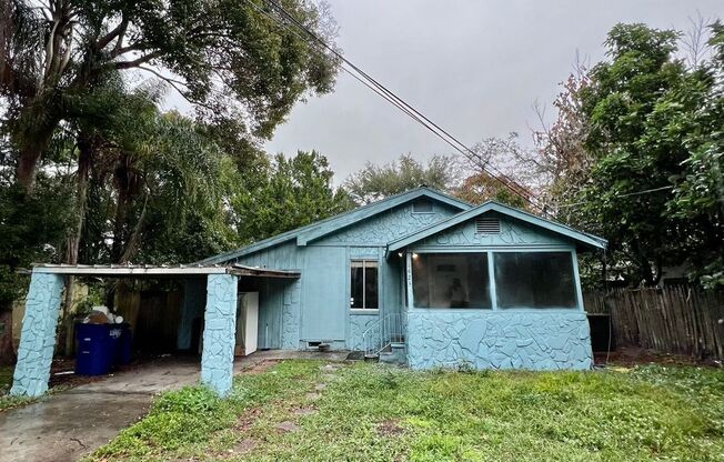 nice house with 2 sitting area and fenced patio