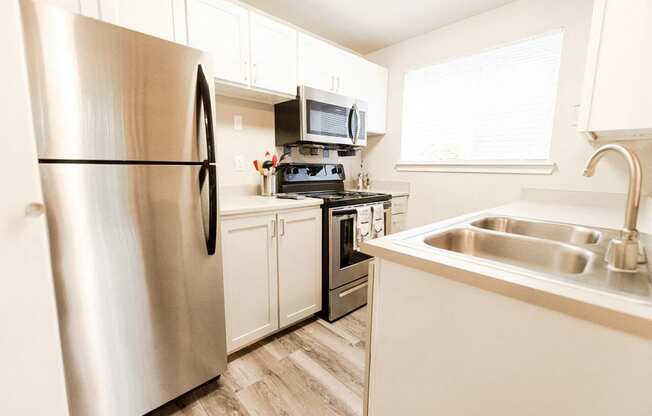 Puyallup Apartments - Cambridge on Seventh Apartments - Kitchen appliances at Cambridge on Seventh, Washington