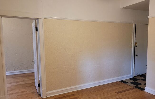 1 bed, 1 bath, $995, Unit 18