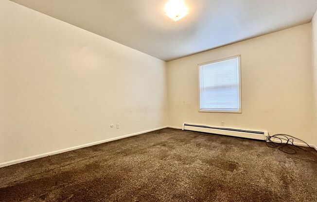 3 beds, 1 bath, $1,595, Unit 29th 2252 #4