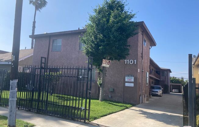 1101 W 106 ST