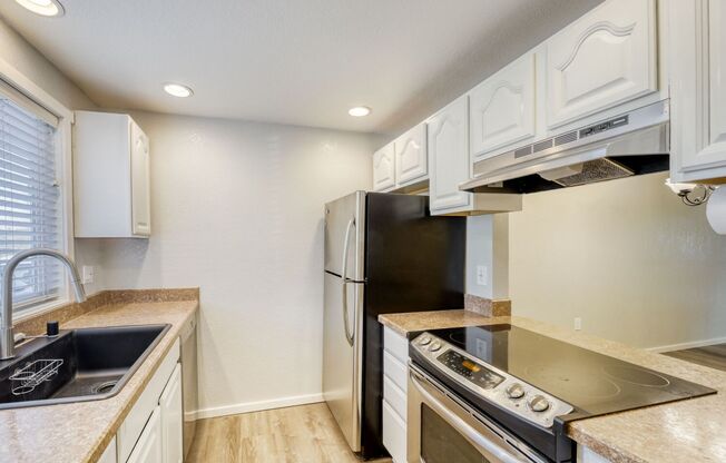 Updated and Well-Equipped 2 Bedroom 1.5 Bath Lynnwood Townhouse!