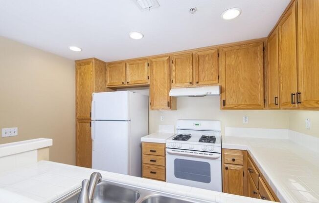 SPACIOUS 2bd/2ba top floor condo in Otay Ranch!