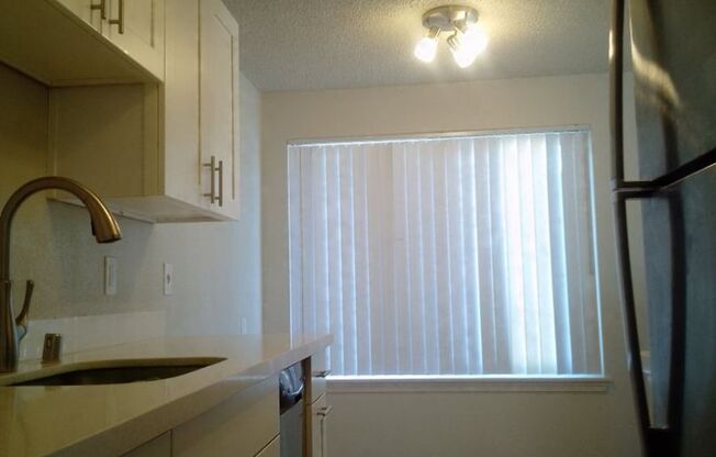 2 beds, 1 bath, 800 sqft, $2,195