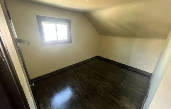 2 beds, 1 bath, $1,075