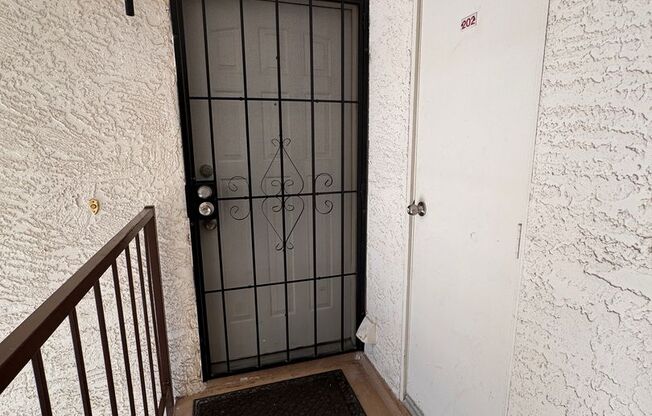 2 Bed 2.5 Bath Single House near Rainbow/Tropicana