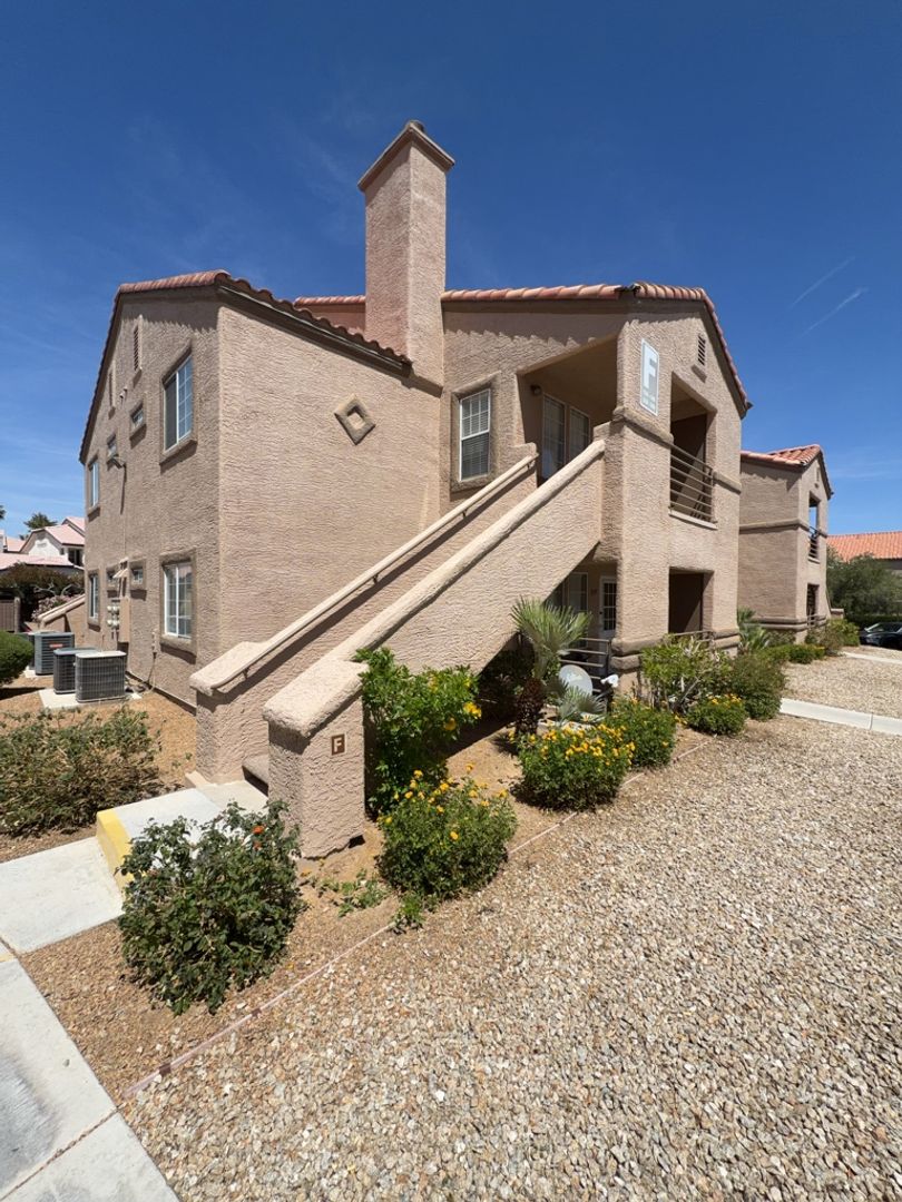 *NEW APPLIANCES*NEW FLOORING*LAKEVIEW CONDOS