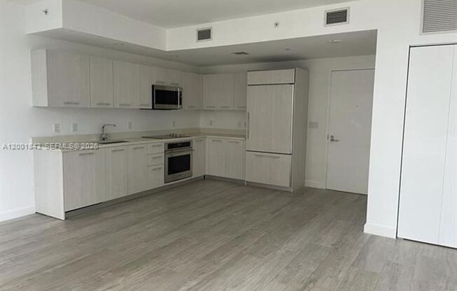 1 bed, 1 bath, 609 sqft, $3,450, Unit 55 SW 9th St # 3102