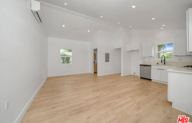 6835 YOLANDA AVE