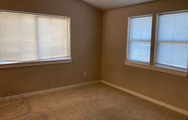 Beautiful Home! Large open living room! Double Car Garage! In private HOA neighborhood! Next to South Albany!