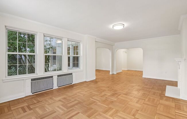 2 beds, 1 bath, 975 sqft, $1,900, Unit Royal York 102