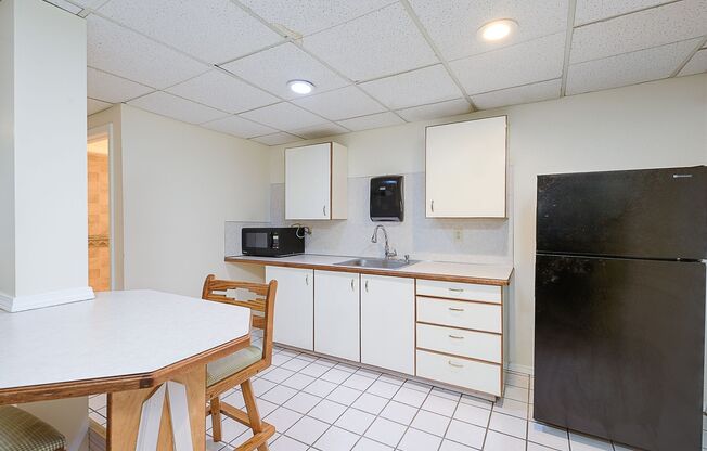 Studio, 1 bath, 400 sqft, $1,195, Unit B05