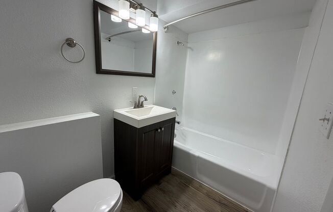 2 beds, 1 bath, 933 sqft, $1,675, Unit 208