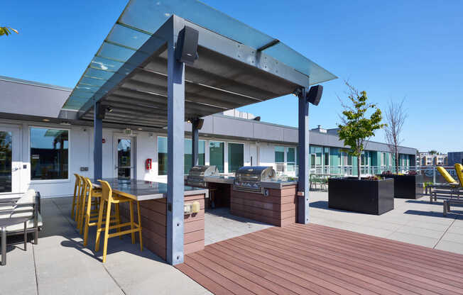 Rooftop Lounge and Grilling Area