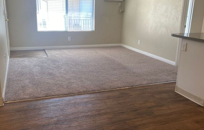 2 beds, 1 bath, 800 sqft, $2,100, Unit 27