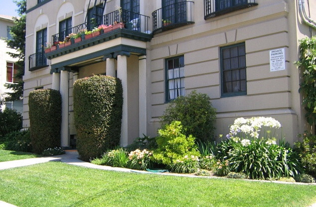 Upper Floor Studio! Near Campus, Telegraph Ave. and Public Transportation
