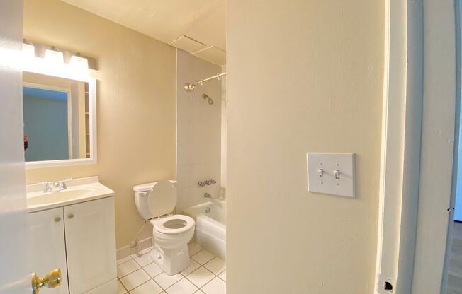 2 beds, 1 bath, $1,400, Unit 207