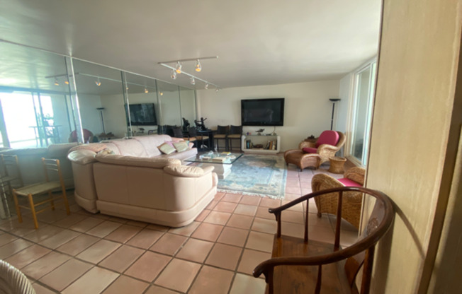 2 beds, 2 baths, $5,500, Unit #112