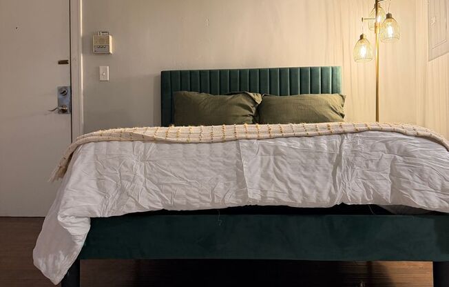 Studio, 1 bath, 500 sqft, $1,075, Unit Unit 206