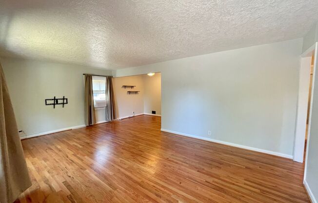 Charming Montavilla 4-bed Updated Cottage with Spacious Patio and Yard
