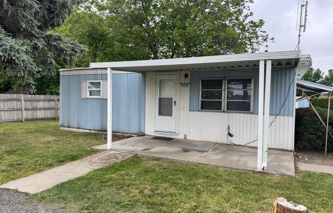 West side 2br with washer/dryer hookup!