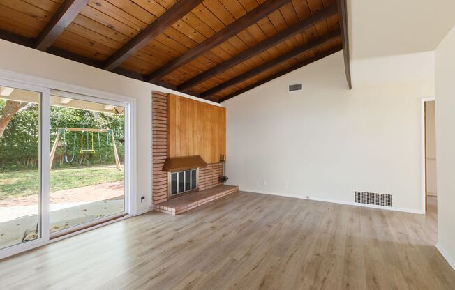 Charming Mid-Century 3-Bedroom Home in Winnetka