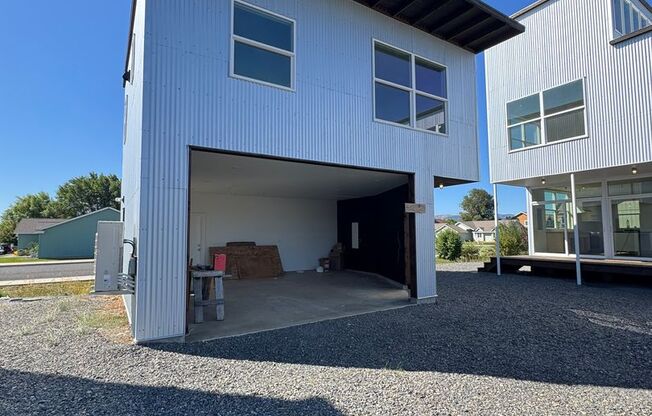 1BR, 1BA with Huge Garage