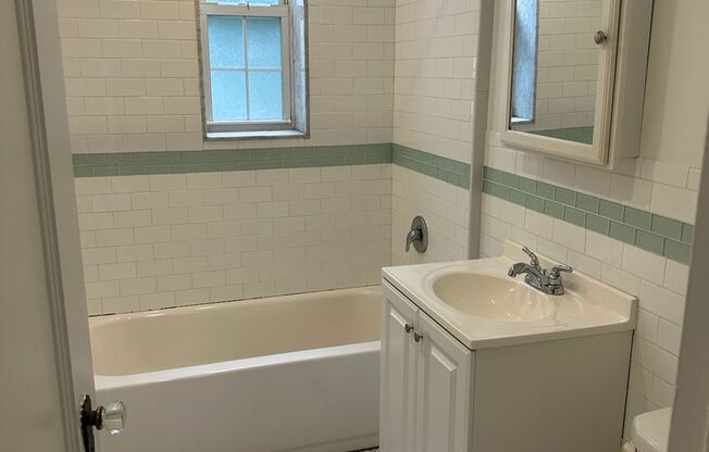 2 beds, 1 bath, 975 sqft, $1,800, Unit Royal York 114