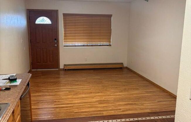 1 bed, 1 bath, 700 sqft, $1,150, Unit Unit 12