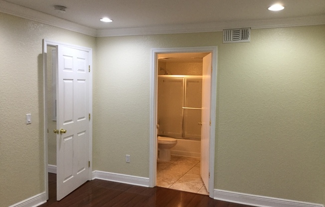 2 beds, 2 baths, $1,600, Unit unit 738