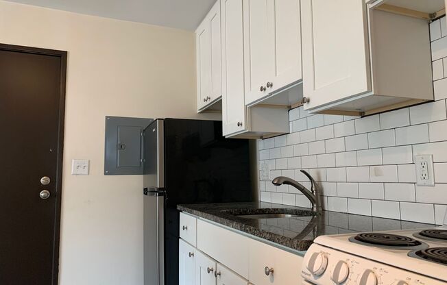 Studio, 1 bath, $725, Unit 14