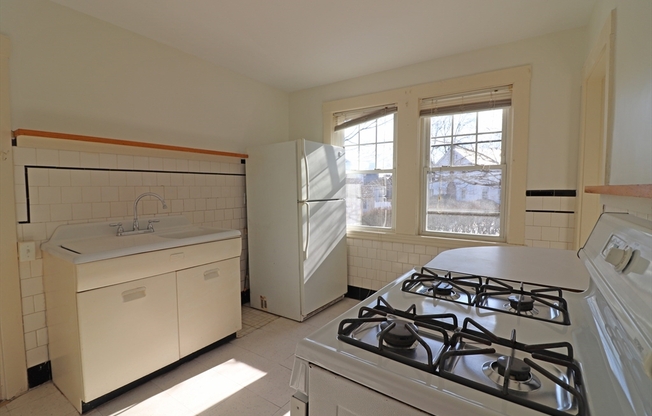 2 beds, 1 bath, $2,700, Unit 52