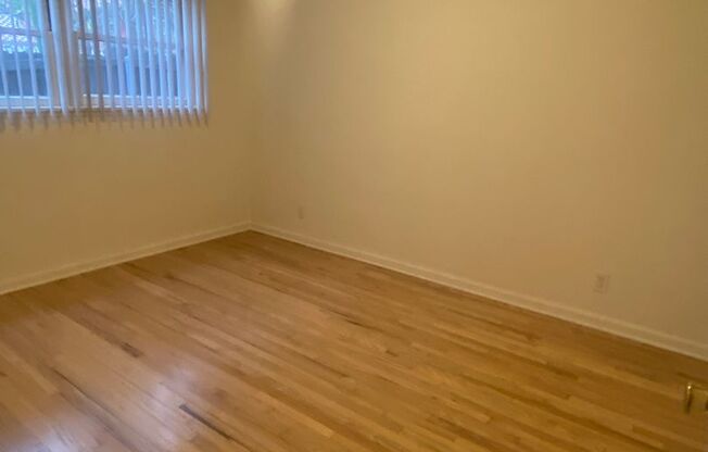 2 beds, 1 bath, 702 sqft, $2,350, Unit B15