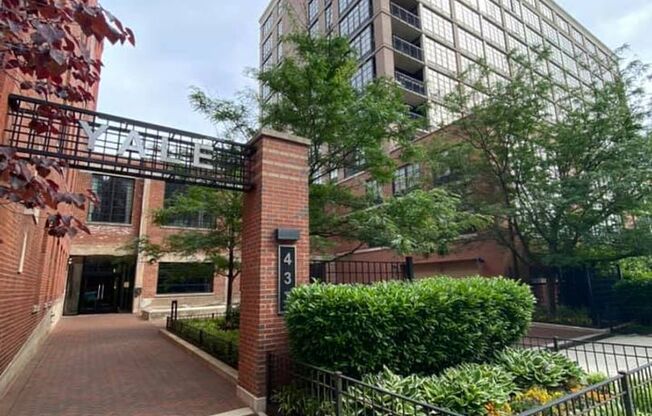 Lovely 1 BR + Den/1 BA Condo in Mount Vernon Square!