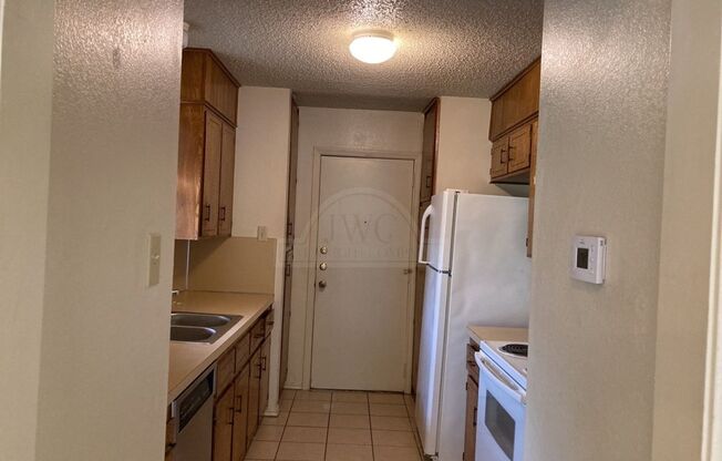 2 beds, 1.5 baths, $995, Unit 4504 Lago Cir Unit B