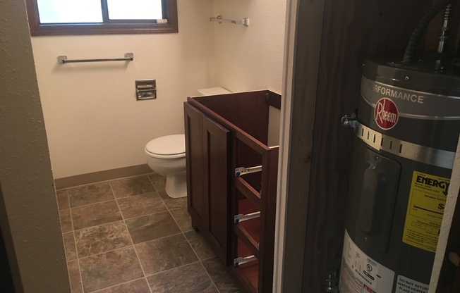 2 BEDROOM, 1 BATH DUPLEX W/FENCED YARD!