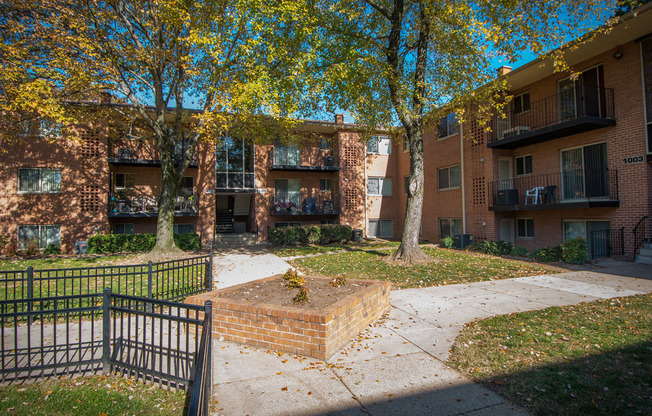 Glen Willow Apartments Buildings Pathway 03