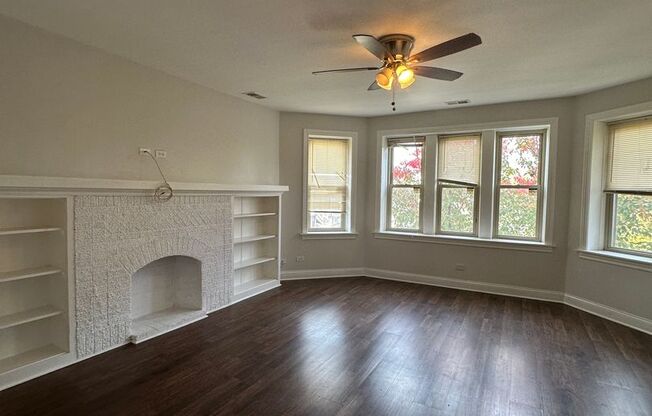 Charming 2-Bedroom Apartment with Modern Updates – Your New Home in Chicago!