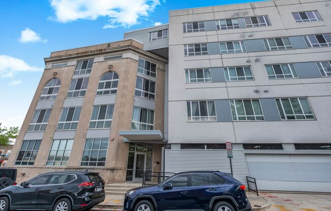 Bright 1 BR/1 BA Condo in 16th St Heights!