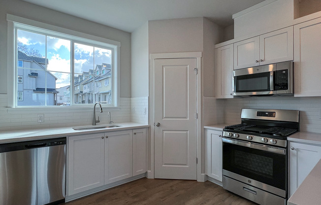 Beaverton Brand New ~ 3 Bed 3.5 Bath TownHouse w/ Large Office/Den or additional Suite ~ River Terrace Subdivision! BISD Schools, Mountainside HS, Nike, Intel and More!
