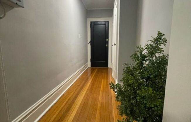 1 bed, 1 bath, 700 sqft, $2,225, Unit B10