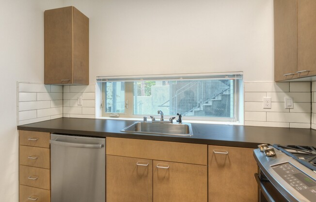 Studio, 1 bath, 350 sqft, $1,096, Unit A5