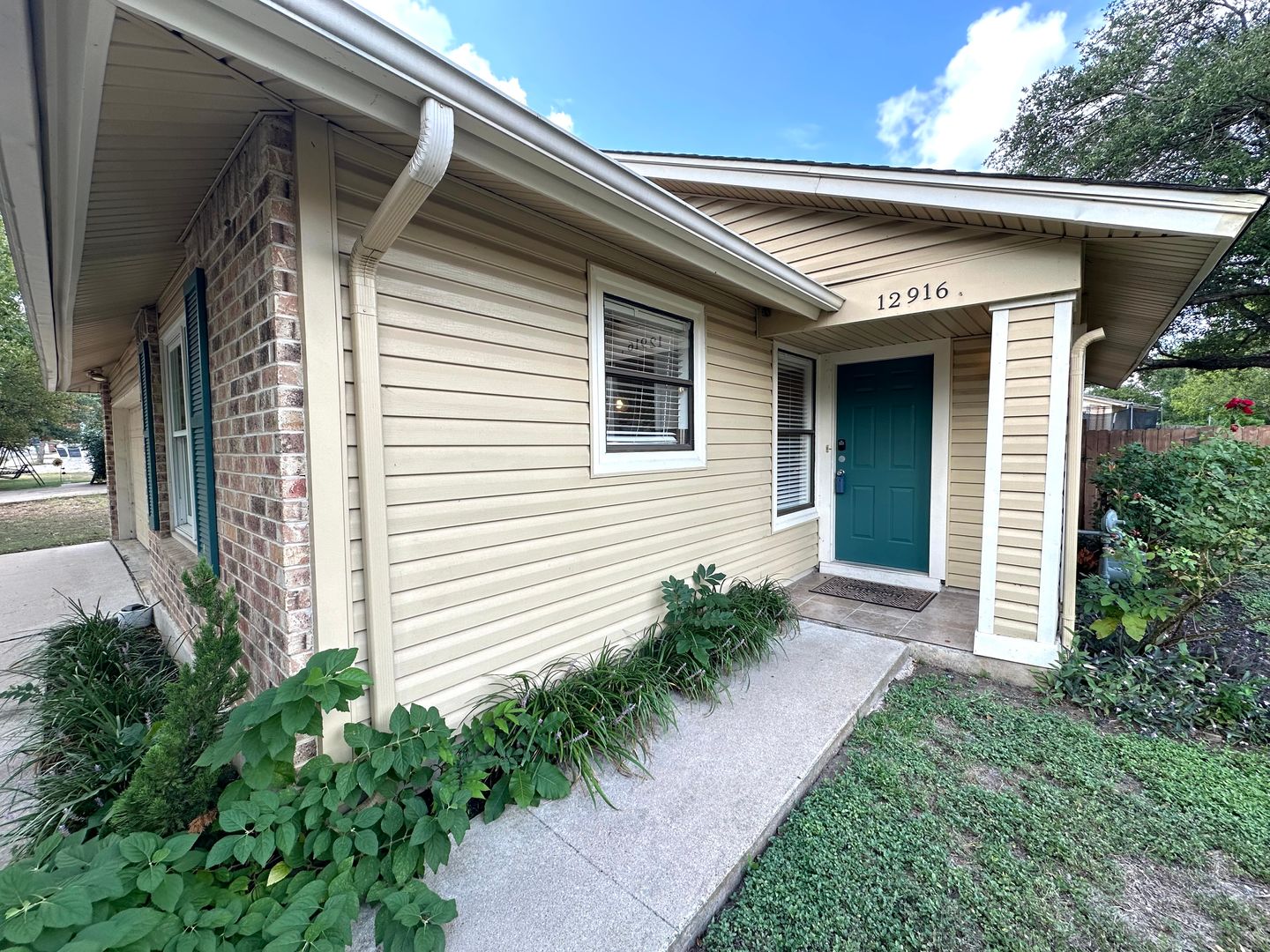 Beautiful Milwood 3 Bedrooms 2 Bathroom Single Story Home for Rent with Modern Upgrades & Decked Backyard at a corner lot