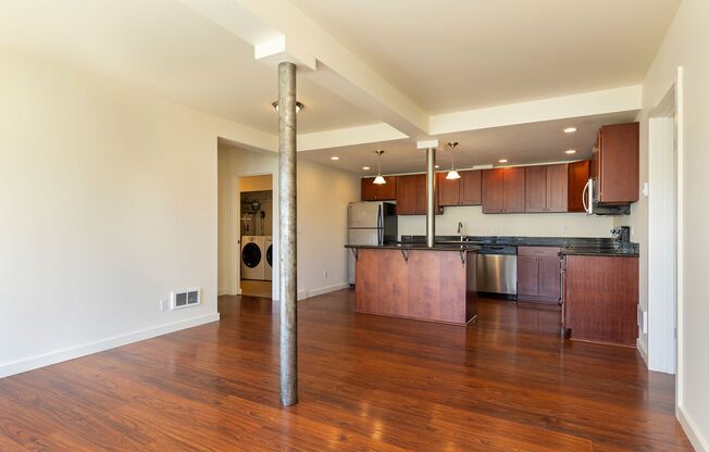 Large 2 Bedroom, 2 Bathroom with GREAT Layout! Walk in Closet and In-Unit Laundry!