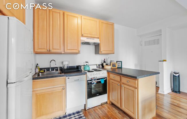 1 bed, 1 bath, $3,300, Unit 2004